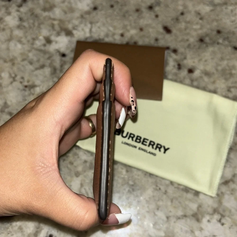 Burberry - Picture 7 of 9